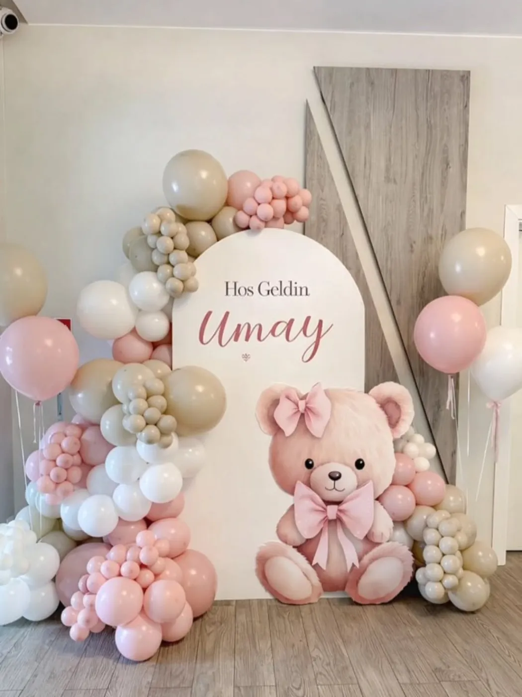 Hoş geldin Umay yazılı pembe ayıcıklı hastane odası süslemesi