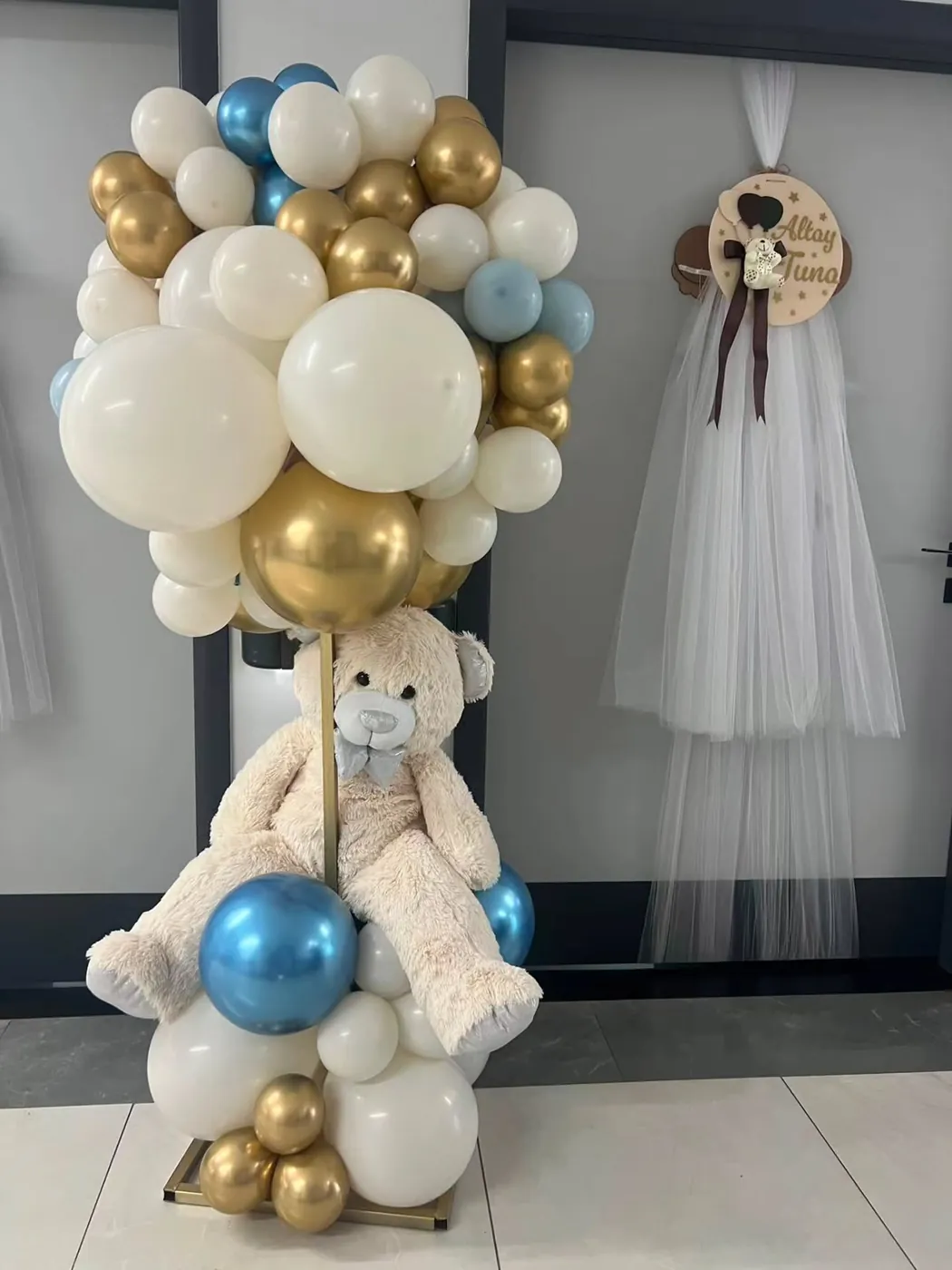 İsme özel pleksi hoş geldin kapı süsü ve balon buketi