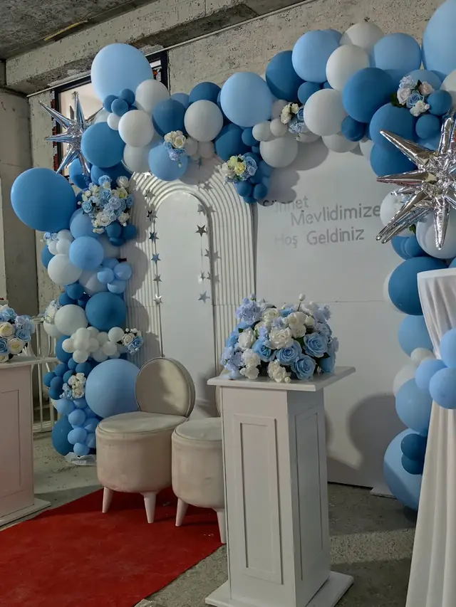 Mavi beyaz balonlu sünnet mevlidi organizasyonu